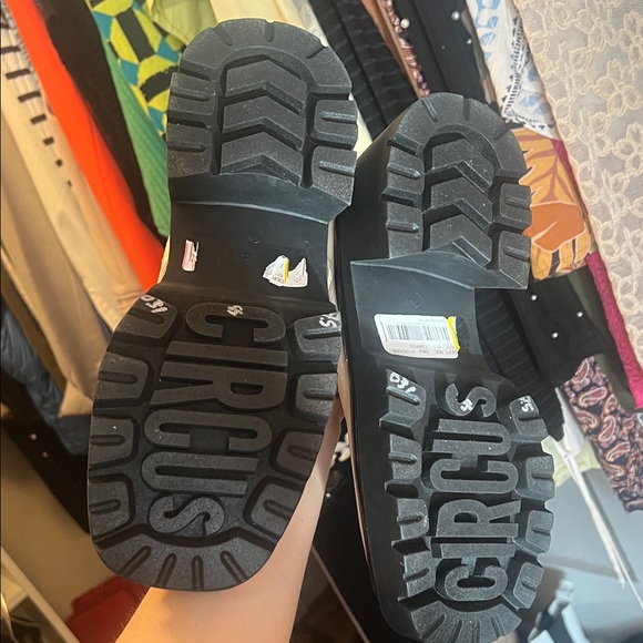 New! Sam Edelman Elegant Cream Platform Mary Jane Shoes ($119 retail) - Picture 4 of 4